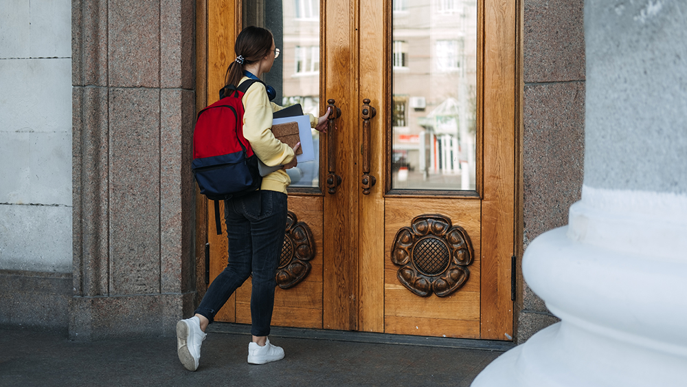 1000x563_Blog_Supporting HE access for displaced students.jpg