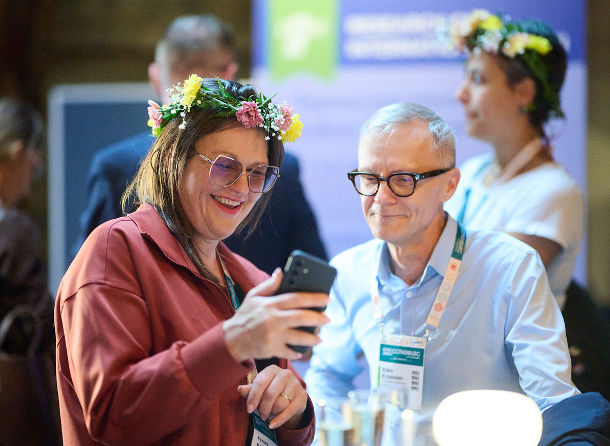Participants connecting over bites and drinks 